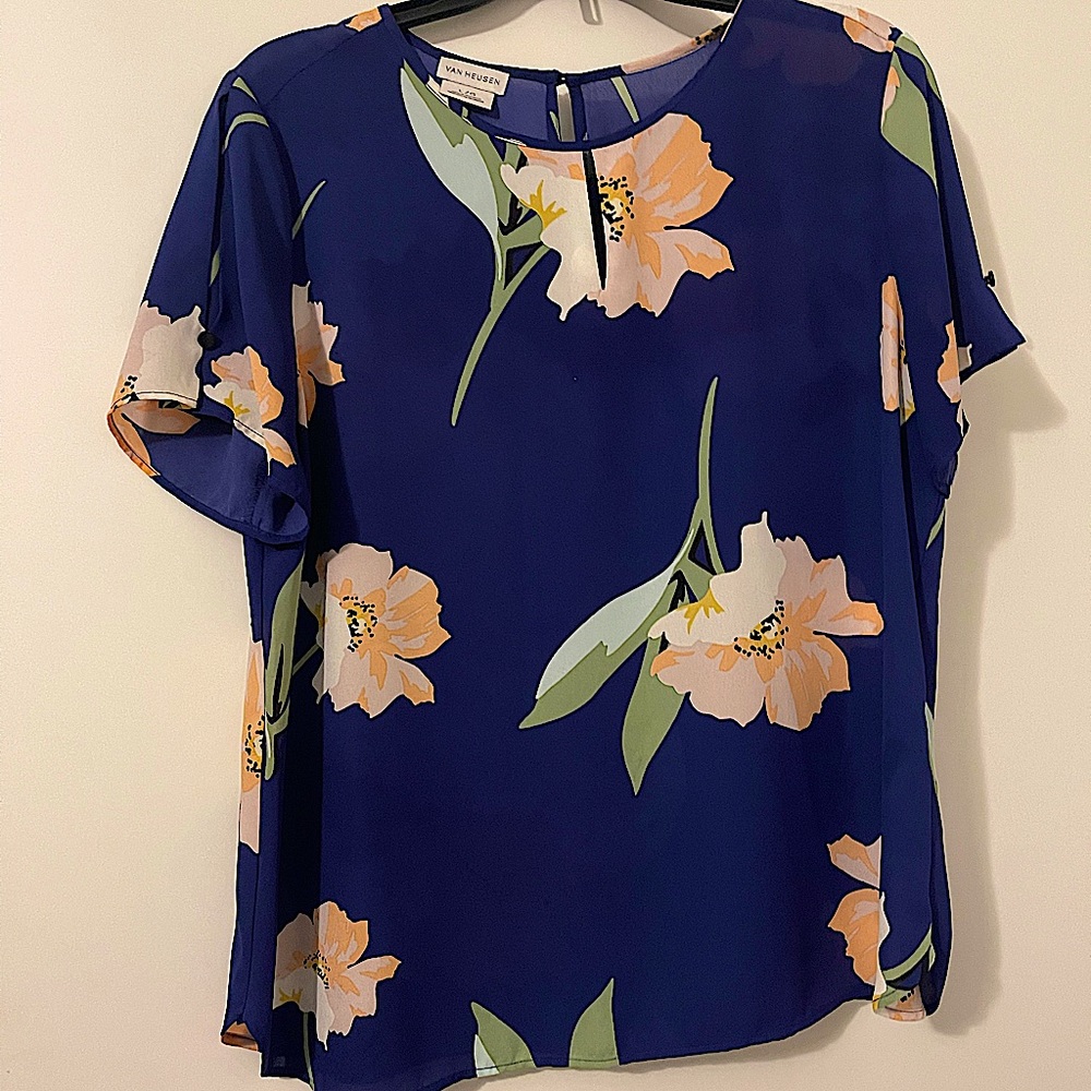 Women’s floral top size Large, like new.